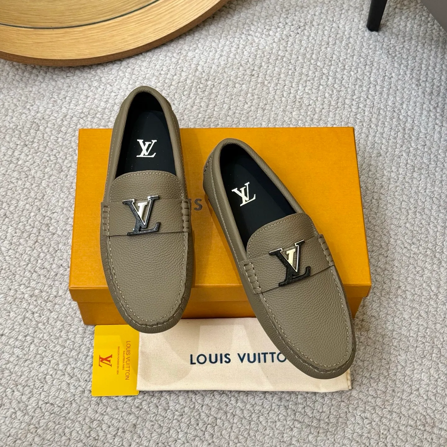 Men's men's shoes 💰420 (Yangli) LV 2⃣️0⃣️2⃣️5️⃣Spring and summer counter GLORIA series models ✈️Original factory special leather production, original last type. A classic driving slip-on casual shoe that shows an elegant style with exquisite craftsmanship details such as Monogram embossing all over the upper🌀Italian imported calfskin fabric Sheepskin foot pads➕Inside～Private mold replica sole Unique style Comfortable driving slip-on Size: 4-12 (38-46) Comes with [Counter packaging: original box, wrapping paper, card, instruction manual, shoehorn, cloth bag] No pressure to enter and leave the counter!